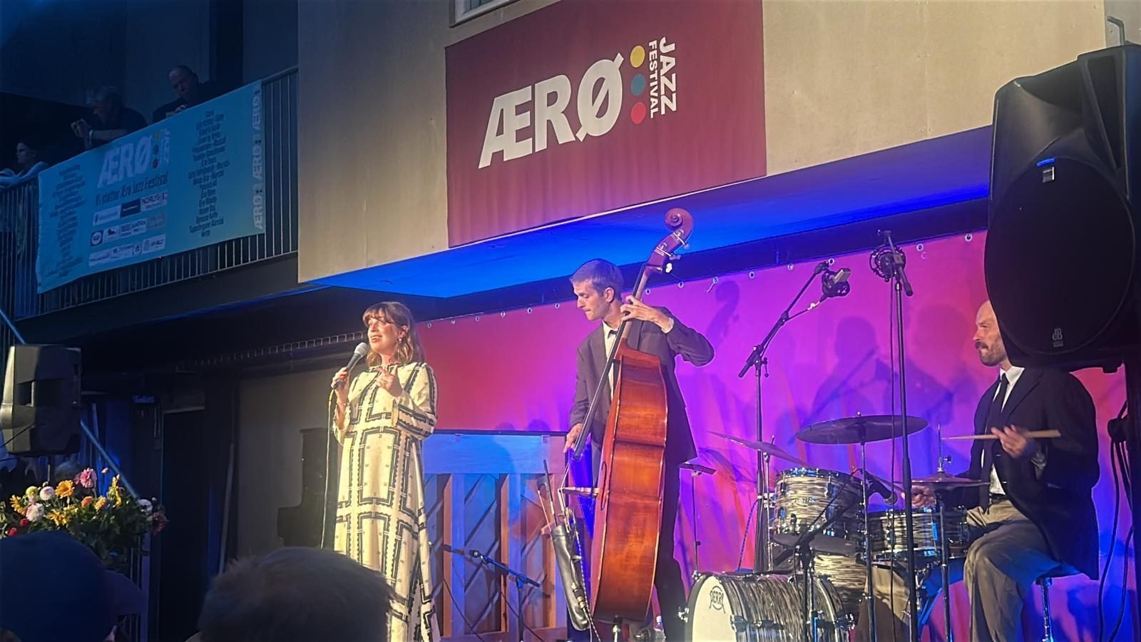 Zangeres en band op het podium van het Ærø Jazz Festival