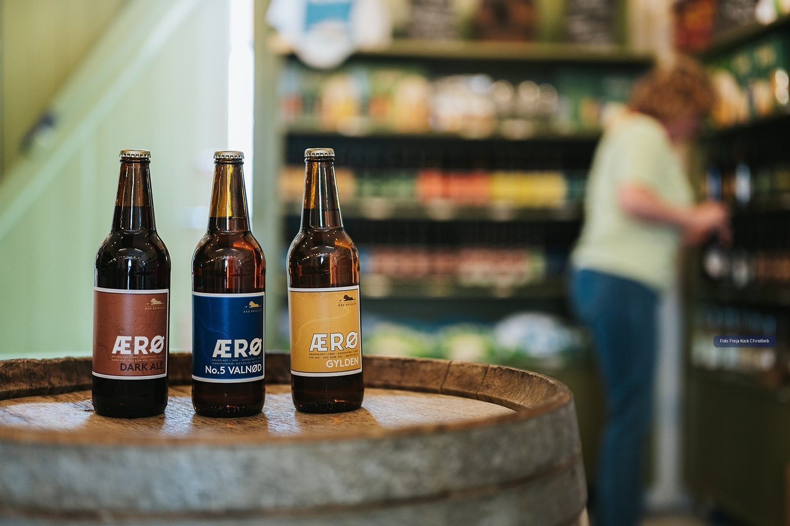 Ærø-bier uit de streek op een houten vat in een winkeltje op het eiland