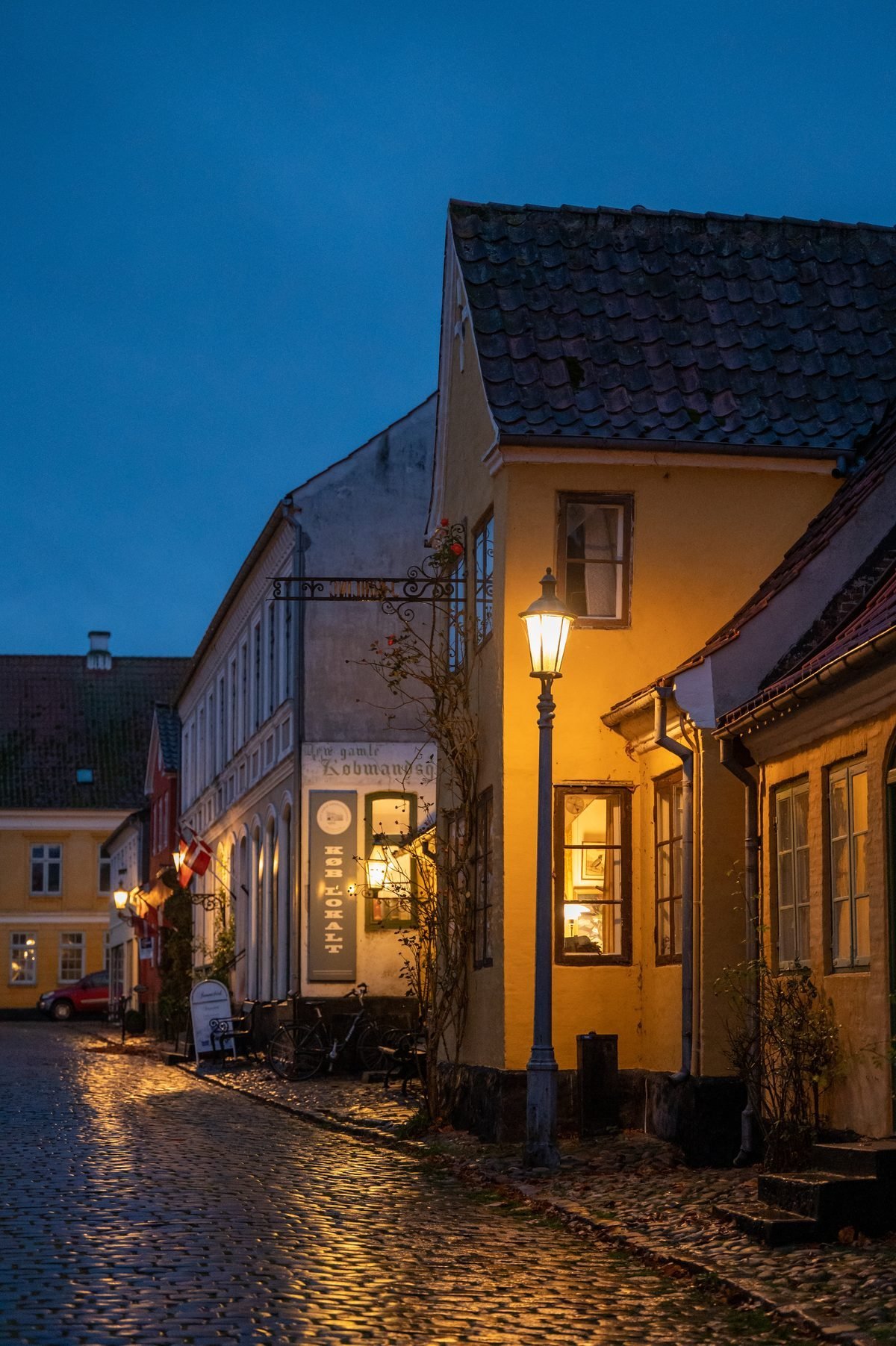 Historisch straatje in Ærøskøbing in de avondschemering