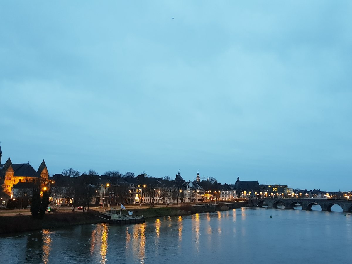 Uitzicht over de Maas in Maastricht met de Sint-Servaasbrug in het ochtendlicht