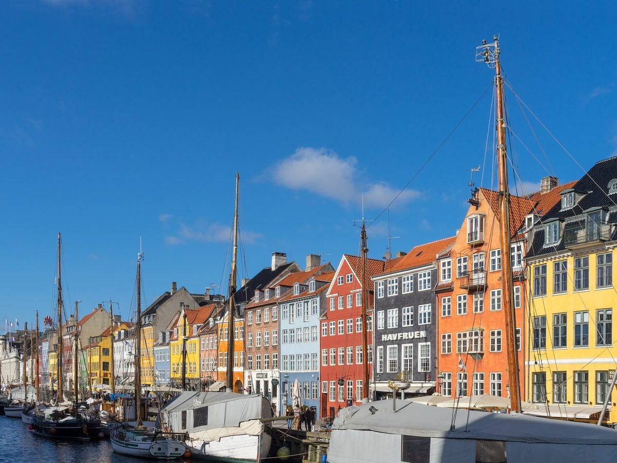 Kleurrijke huizen en zeilschepen in Nyhavn, Kopenhagen