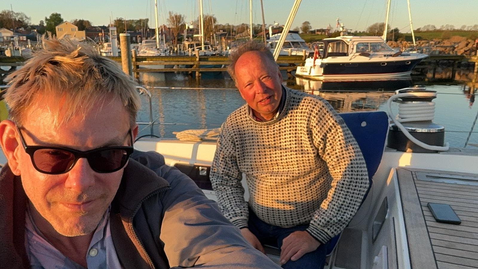 Arndt en Jan Floto in de haven van Søby, Ærø