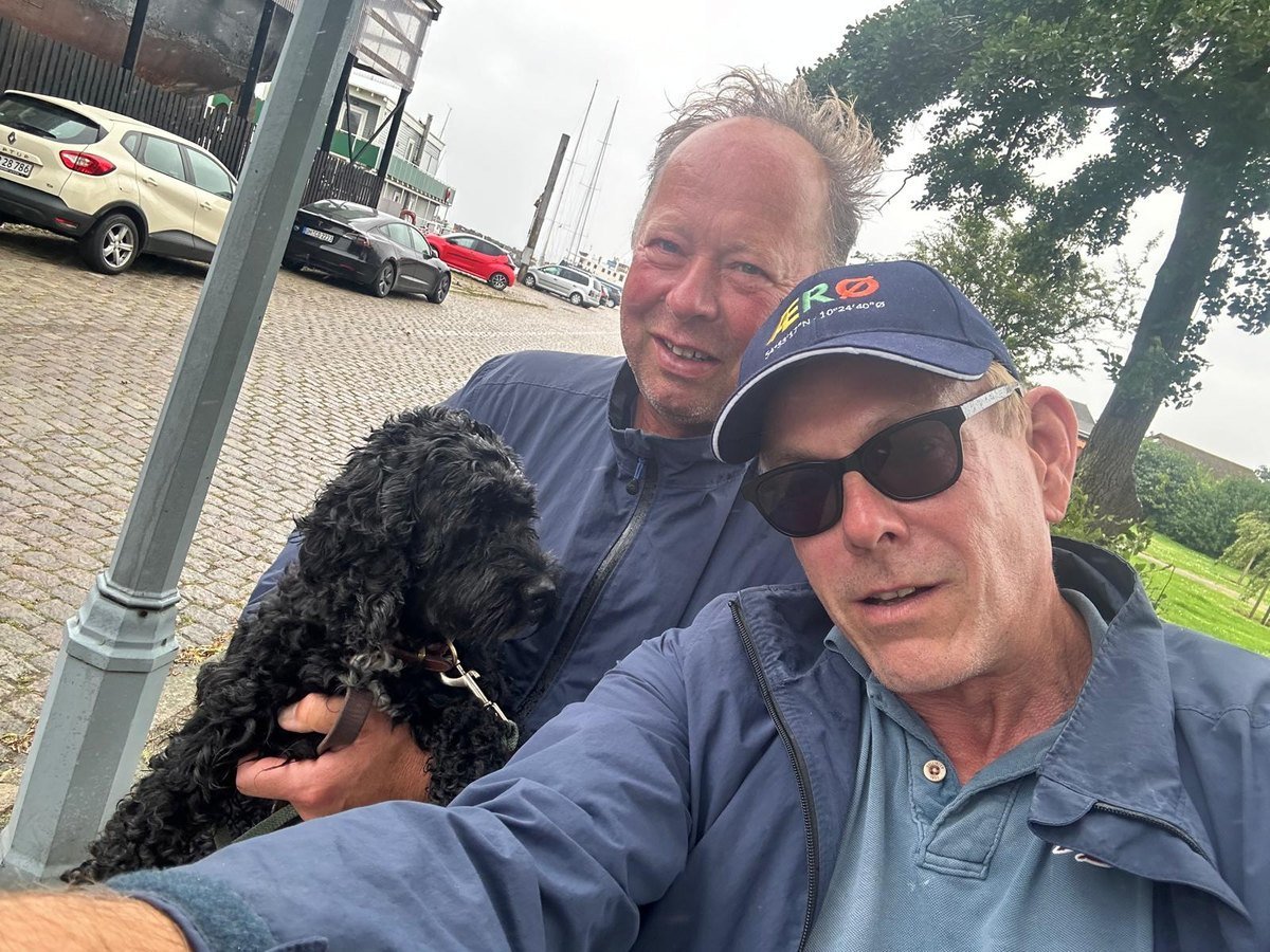Arndt en Jan Floto met hond Ellie in Søby, Ærø
