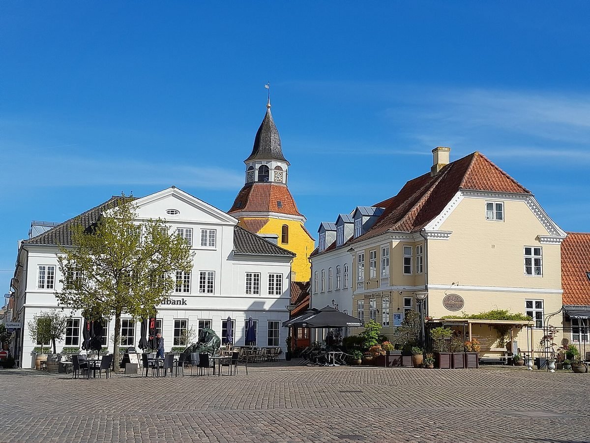 Marktplein van Faaborg met de historische klokkentoren