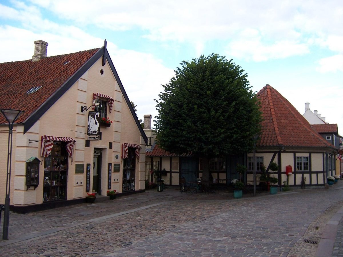 Straatje met kleine historische huizen in het oude centrum van Odense