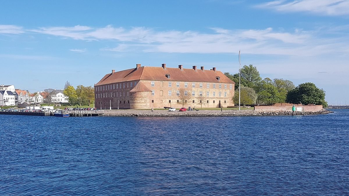 Kasteel van Sønderborg aan het water onder een blauwe lucht