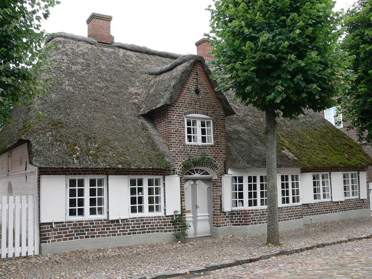 Bakstenen huis met rieten dak in de Slotsgade in Møgeltønder, Zuid-Jutland