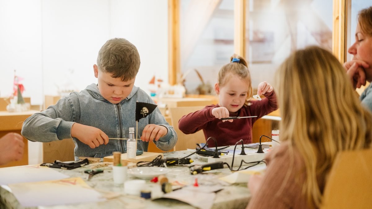 Kinderen aan het knutselen in het Søfartsmuseum in Marstal