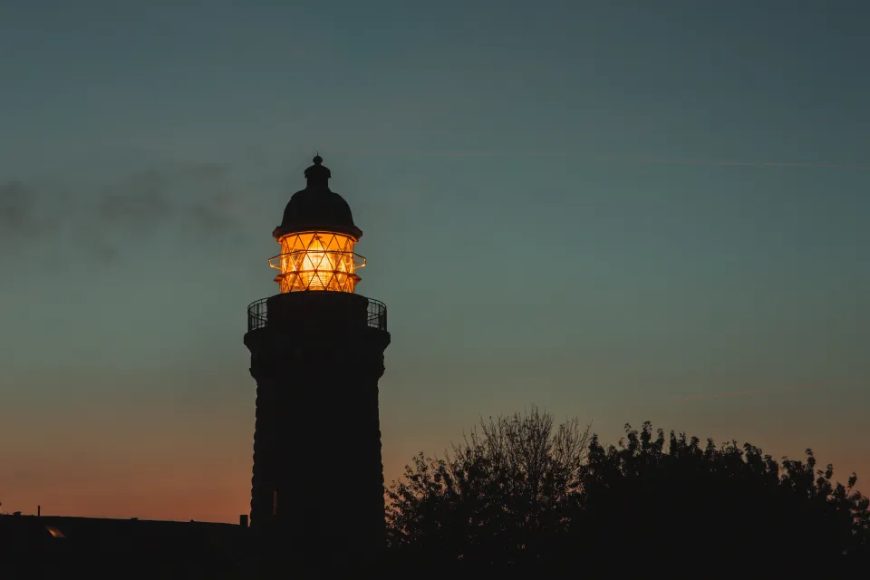 Vuurtoren Skjoldnæs bij Søby, verlicht in de schemering