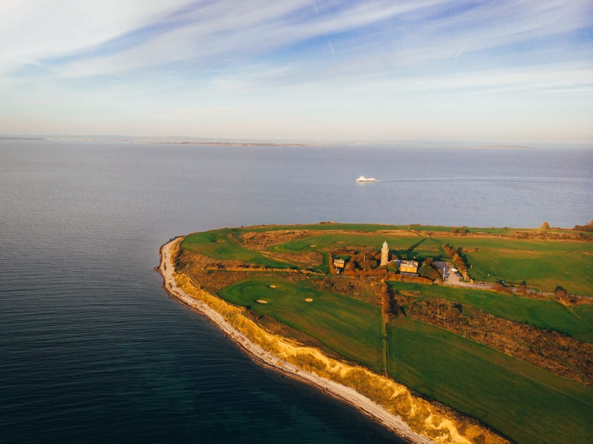 Luchtfoto van Ærø Golf Klub met de vuurtoren Skjoldnæs