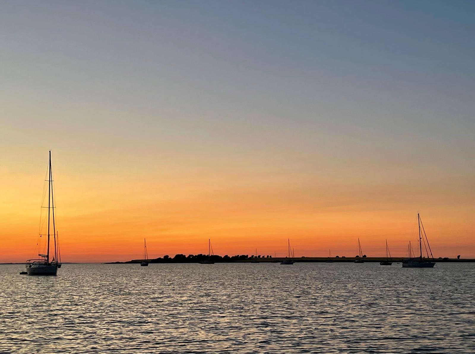 Zeilboten voor anker bij zonsondergang voor Ærø