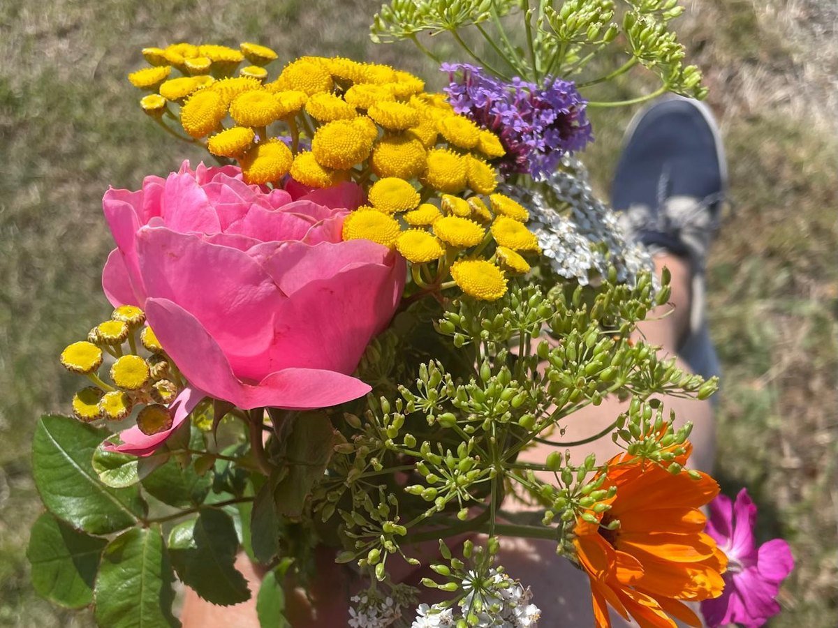 Kleurrijk boeket wilde bloemen voor een bruiloft op Ærø
