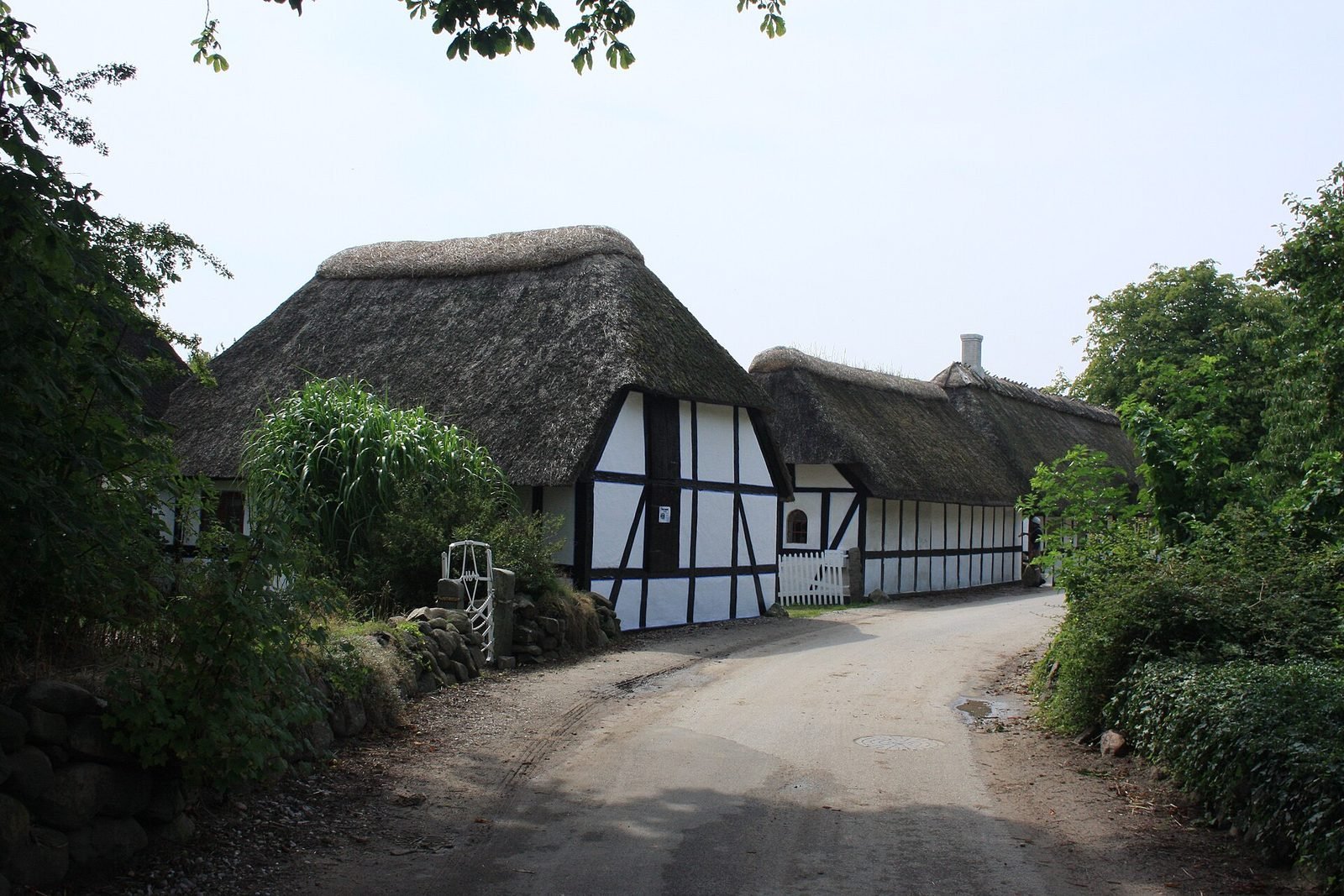 Rietgedekte vakwerkhuizen in het dorp op Lyø