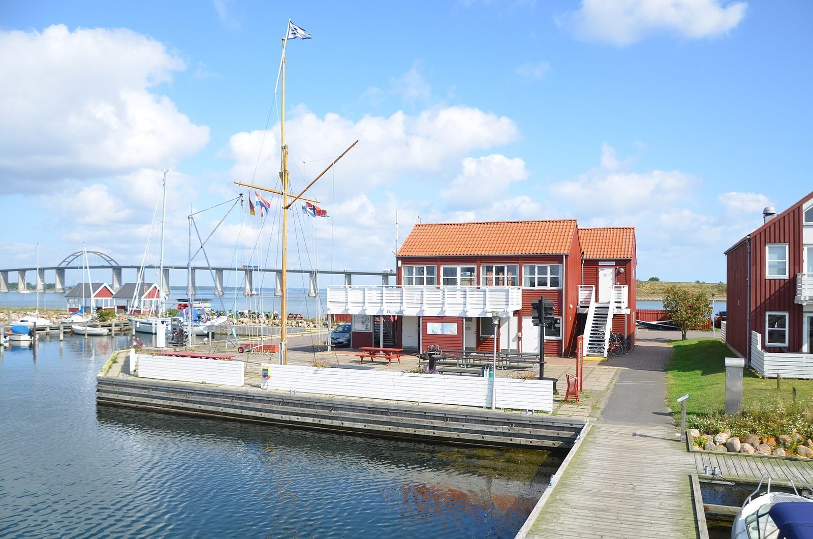 Haven van Rudkøbing op Langeland met het historische havenkantoor