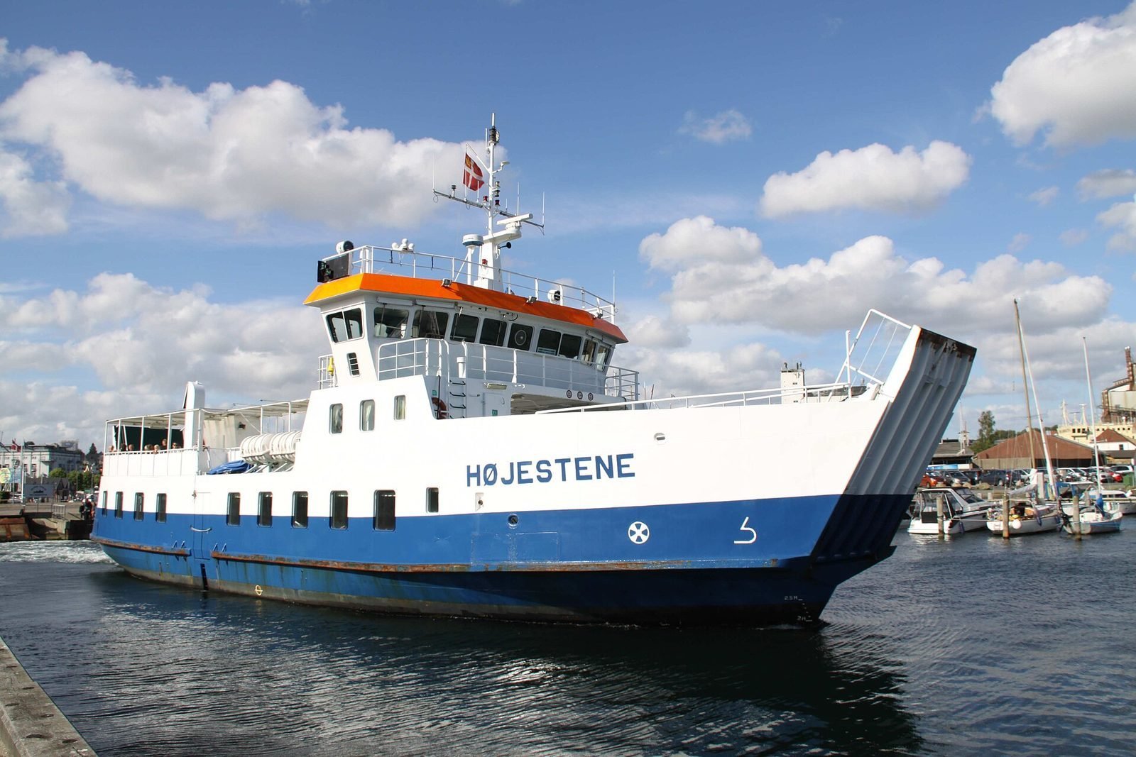 Het kleine eilandveer Højestene in de haven van Svendborg