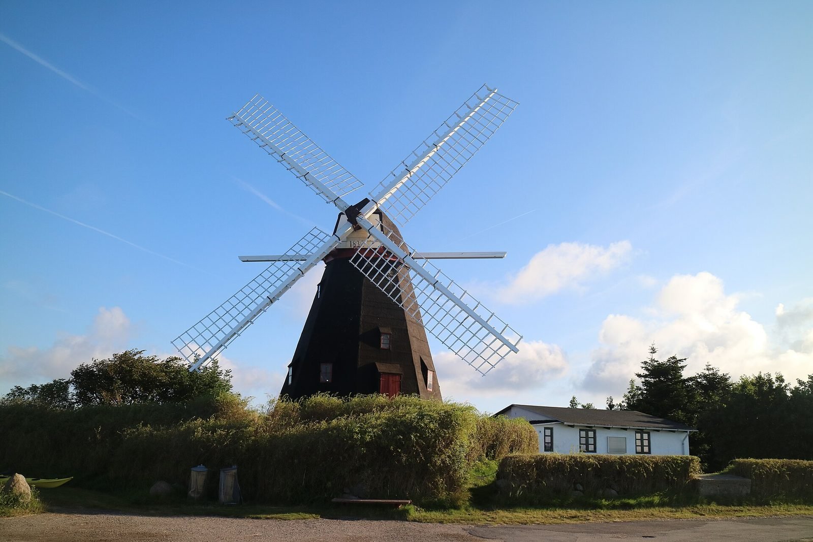 De zwarte windmolen van Strynø onder een blauwe lucht