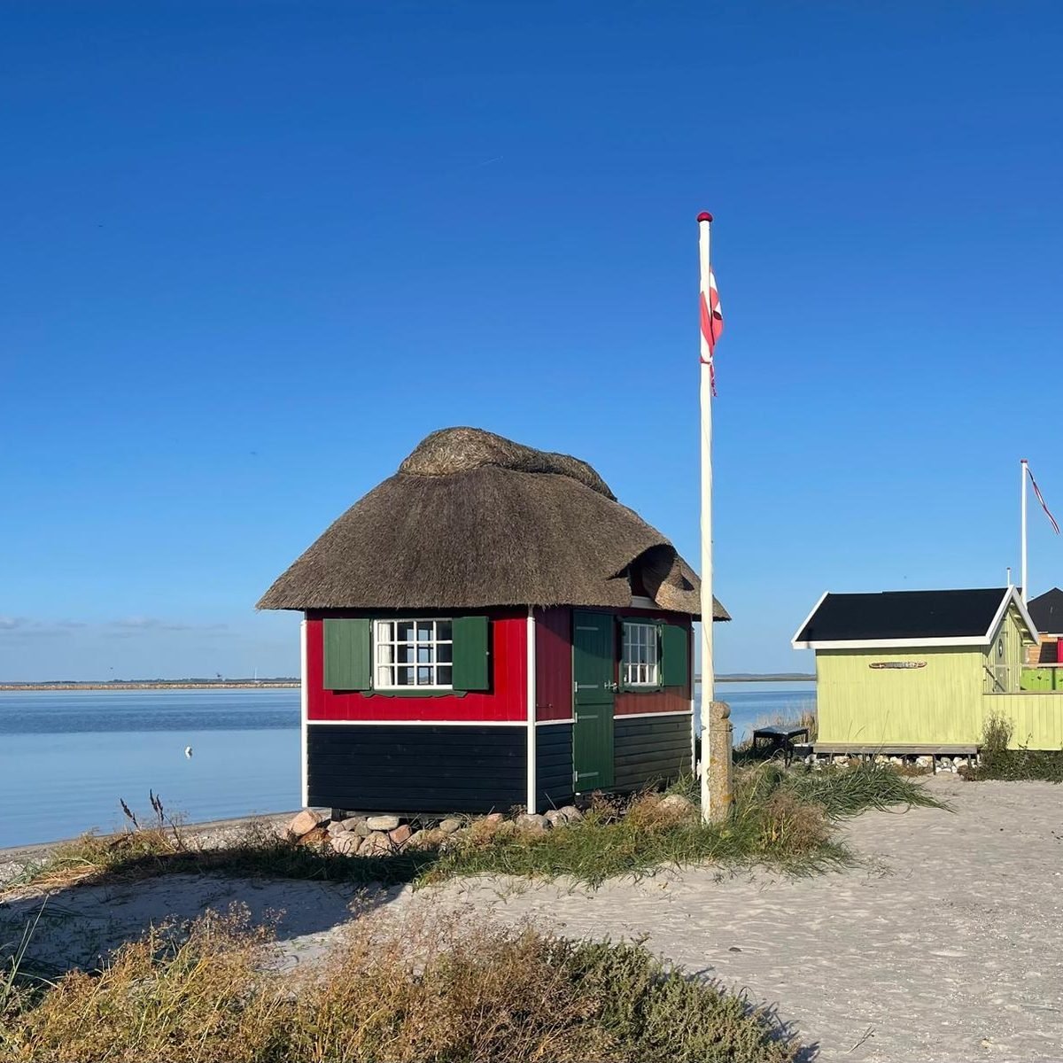 Badhuisje met rieten dak op het strand van Marstal