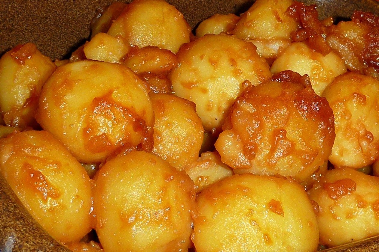 Kleine gekarameliseerde aardappeltjes, glanzend bruin geglaceerd