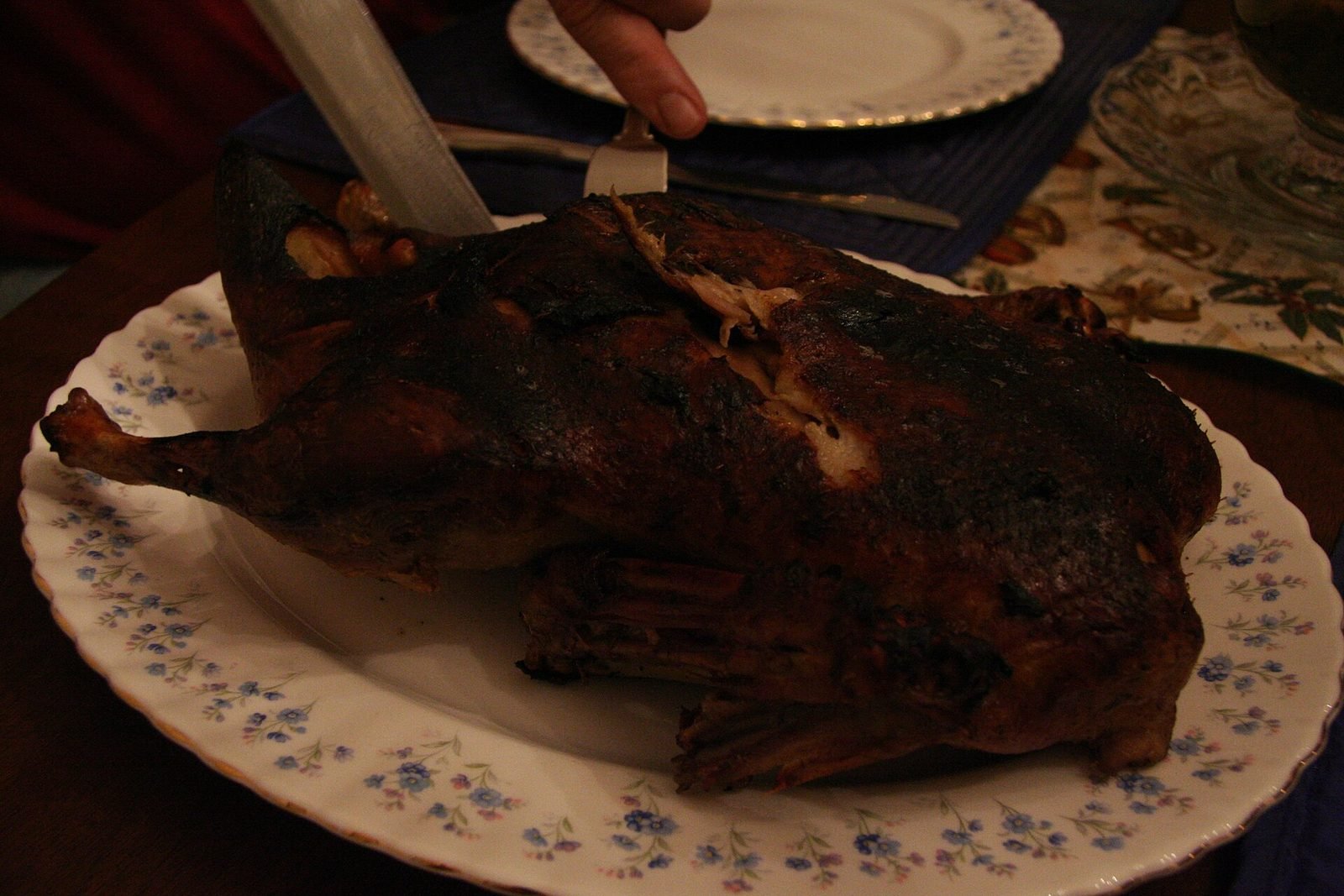 Gebraden eend op een schaal wordt aan de kersttafel aangesneden