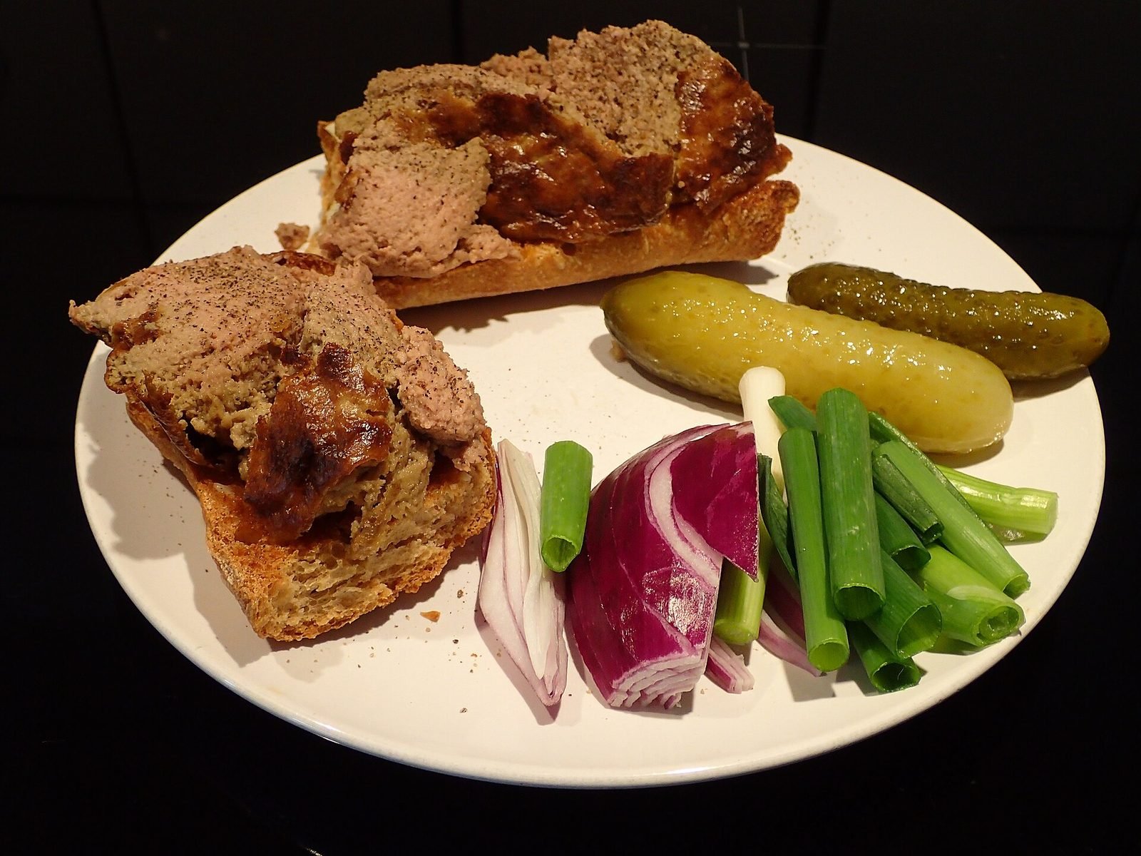 Deense leverpastei op brood met augurken, rode ui en lente-ui