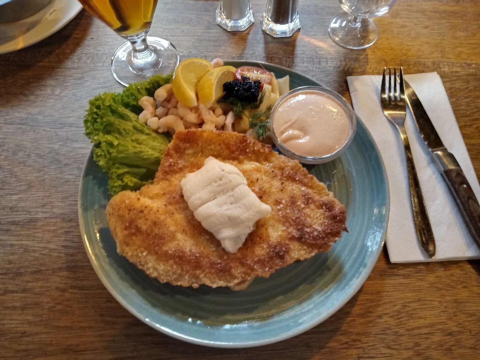 Stjerneskud op een bord: gebakken scholfilet met garnalen, sla, citroen en kuit op geroosterd brood