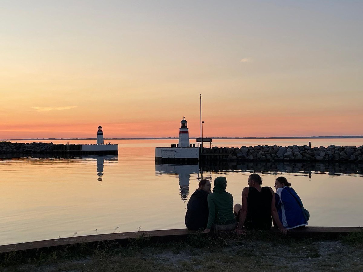 Zonsondergang bij de haveningang van Søby
